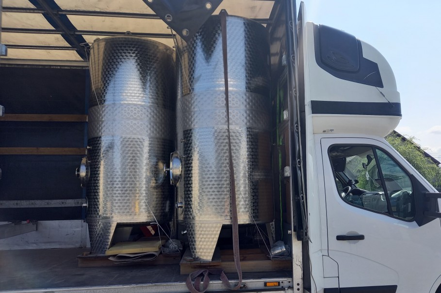 Dostawa zbiorników do Winnicy Morena Dostawa zbiorników do Winnicy Morena