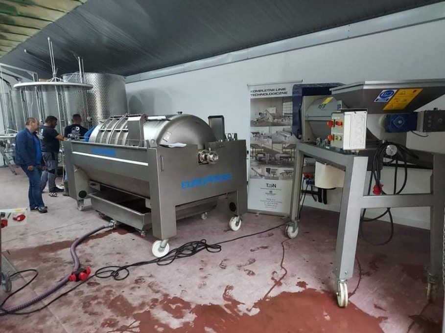 Uruchomienie prasy EQ2-20 i szypułkarki AS5 na winnicy widokowej Uruchomienie prasy EQ2-20 i szypułkarki AS5 na winnicy widokowej