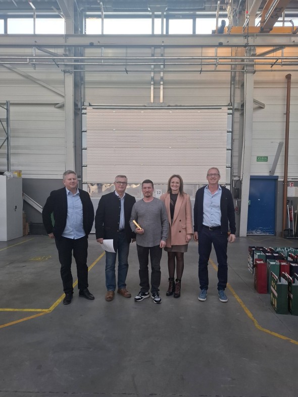 Wczoraj świętowaliśmy jubileusz — 15-lecie pracy Grzegorza! To dla nas ogromna radość i powód do dumy, bo Grzegorz jest przykładem osoby, która dzięki swojej determinacji, zaangażowaniu i pasji przeszła w naszej firmie naprawdę imponującą drogę. Zacz Wczoraj świętowaliśmy jubileusz — 15-lecie pracy Grzegorza! To dla nas ogromna radość i powód do dumy, bo Grzegorz jest przykładem osoby, która dzięki swojej determinacji, zaangażowaniu i pasji przeszła w naszej firmie naprawdę imponującą drogę. Zacz