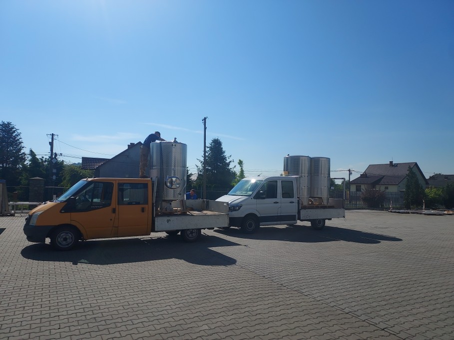 Załadunek zbiorników do Winnicy Reserva Załadunek zbiorników do Winnicy Reserva