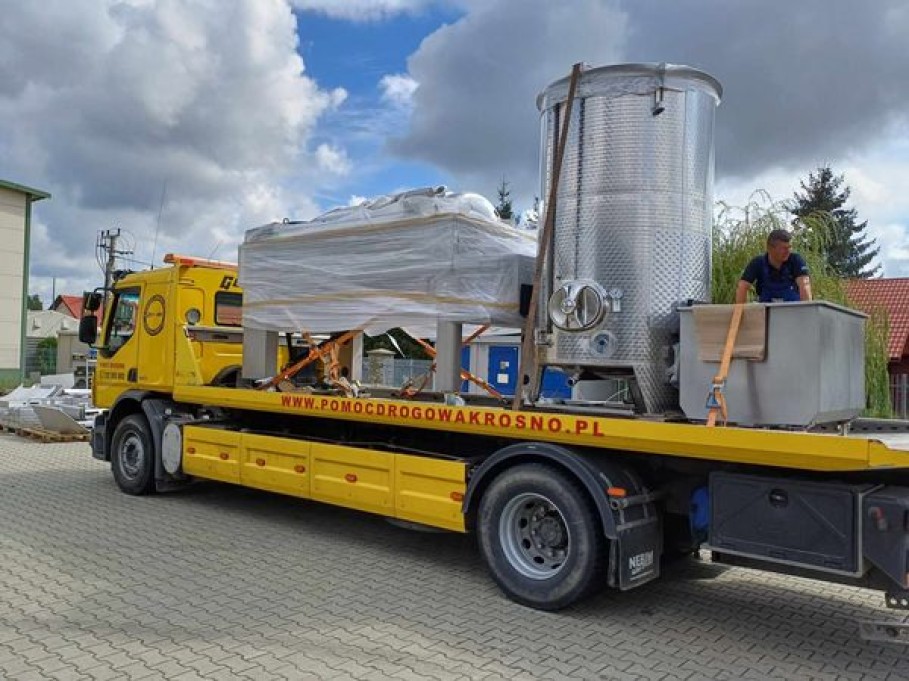 Nowiutka prasa EP2-20 jedzie do winnicy w województwie świętokrzyskim. Nowiutka prasa EP2-20 jedzie do winnicy w województwie świętokrzyskim.