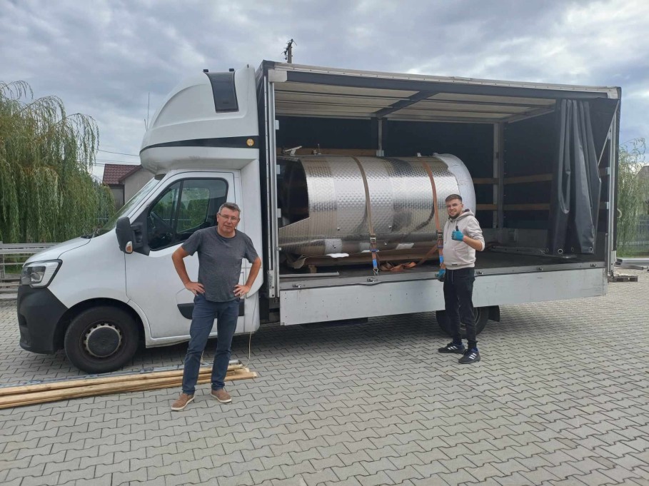 Winnica Mickiewicz odbiera swój kolejny zbiornik Speidel 3300 z pływającą pokrywą. Winnica Mickiewicz odbiera swój kolejny zbiornik Speidel 3300 z pływającą pokrywą.