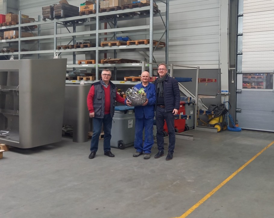 ZASŁUŻONA EMERYTURA WIELOLETNIEGO PRACOWNIKA ZASŁUŻONA EMERYTURA WIELOLETNIEGO PRACOWNIKA