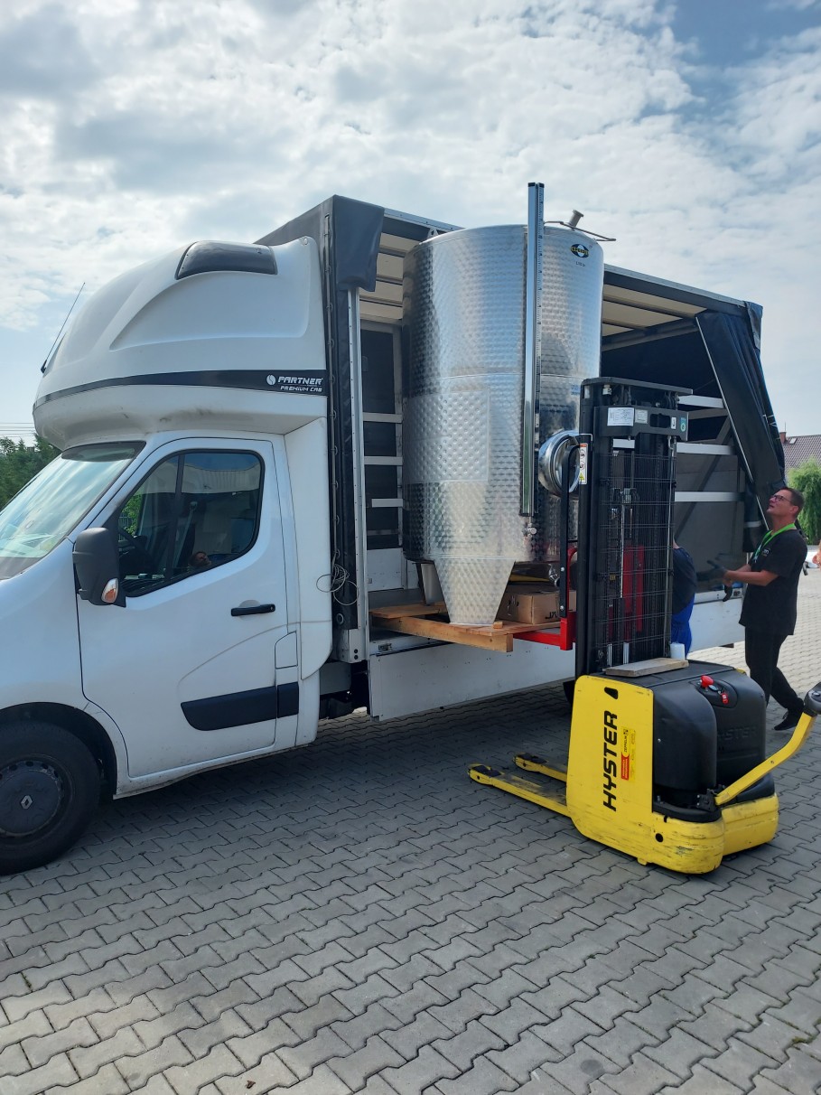 Kolejna dostawa zbiorników Kolejna dostawa zbiorników