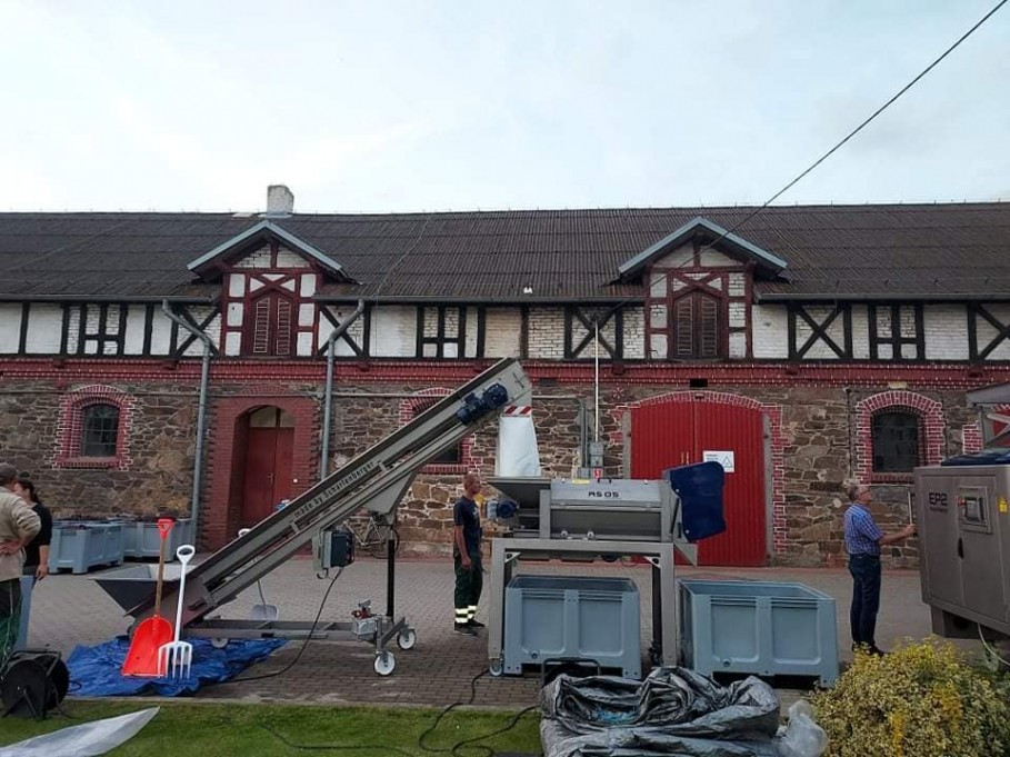 Uruchomienie prasy EP2-52 i szypułkarki na winnicy Arenda Uruchomienie prasy EP2-52 i szypułkarki na winnicy Arenda