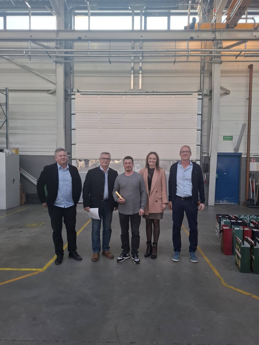 Wczoraj świętowaliśmy jubileusz — 15-lecie pracy Grzegorza! To dla nas ogromna radość i powód do dumy, bo Grzegorz jest przykładem osoby, która dzięki swojej determinacji, zaangażowaniu i pasji przeszła w naszej firmie naprawdę imponującą drogę. Zacz Wczoraj świętowaliśmy jubileusz — 15-lecie pracy Grzegorza! To dla nas ogromna radość i powód do dumy, bo Grzegorz jest przykładem osoby, która dzięki swojej determinacji, zaangażowaniu i pasji przeszła w naszej firmie naprawdę imponującą drogę. Zacz