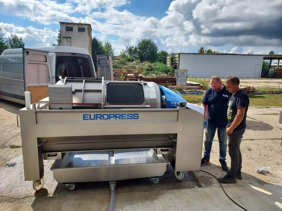 Uruchomienie prasy w Winnicy w Słubicach Uruchomienie prasy w Winnicy w Słubicach