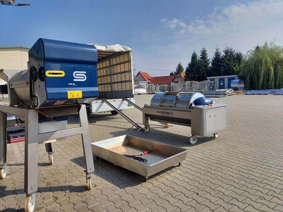 Próbne tłoczenie na winnicy w Powierciu Próbne tłoczenie na winnicy w Powierciu